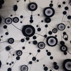 Elemi részecskék 2025. Szén - papír, 70x50 cm