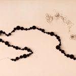 Láncok 2003. Papír - szén - cérna, 70x100 cm