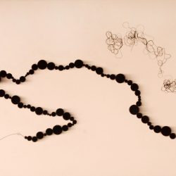 Láncok 2003. Papír - szén - cérna, 70x100 cm